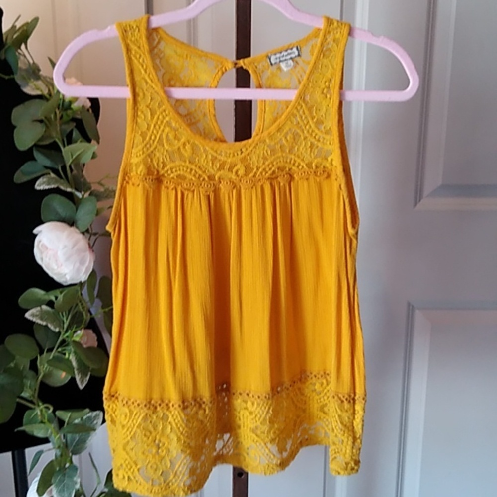 🥂 Tank top, super cute mustard color with lace and rouching.